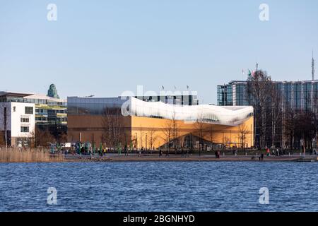 Moderne nordische Architektur der Bibliothek Oodi über der Töölönlahti Bucht in Helsinki, Finnland Stockfoto