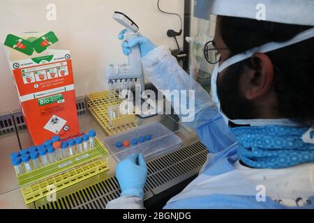 Techniker führen während der Eröffnung des neuen Covid-19-Testlabors am Queen Elizabeth University Hospital in Glasgow einen Probentransfer durch. Stockfoto