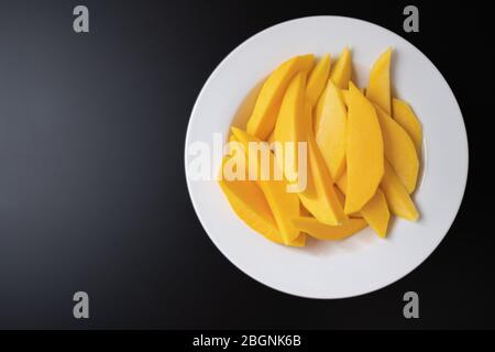 Mangoscheiben auf weißem und schwarzem Hintergrund Stockfoto