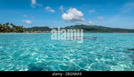 Lagunenlandschaft in Raiatea, Französisch-Polynesien, Südpazifik. Stockfoto
