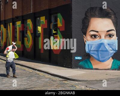 Baumeister, der an Straßenkunst vorbeigeht und das NHS in East London während der Sperrung des Corona-Virus unterstützt. Stockfoto