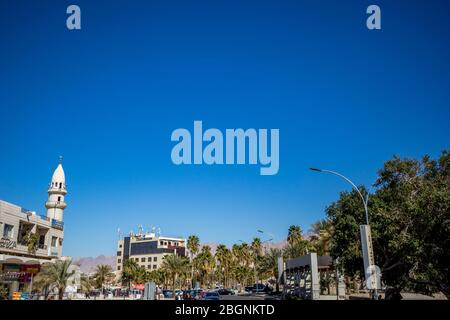 AQABA, JORDANIEN - 2. FEBRUAR 2020: Erhöhter sonniger Winternachmittag Blick auf den Hauptstadtboulevard am Meer Establishment Aqaba, Jordanien. Wolkenloser klarer Himmel Wintertag. Horizontaler Rahmen Stockfoto