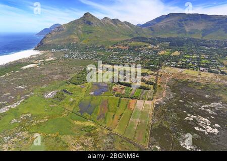 Luftaufnahme von Noordhoek mit Chapmans Peak im Hintergrund Stockfoto