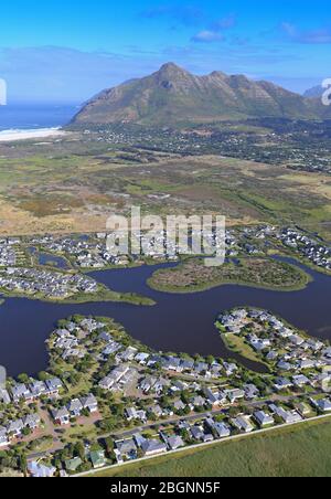 Luftaufnahme der Lake Michelle Entwicklung mit Chapman's Peak und Noordhoek Beach im Hintergrund Stockfoto