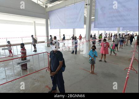 Bangkok, Thailand. April 2020. Die Leute stellen sich an, um Essen an einem kostenlosen Lebensmittelverteilungsort in Bangkok, Thailand, 22. April 2020 zu holen. Die thailändischen Behörden äußerten am Mittwoch Vertrauen in die jüngste Abwärtsentwicklung der COVID-19-Fallkurve, bei der 15 neue Fälle und ein Todesfall gemeldet wurden. Kredit: Rachen Sageamsak/Xinhua/Alamy Live News Stockfoto