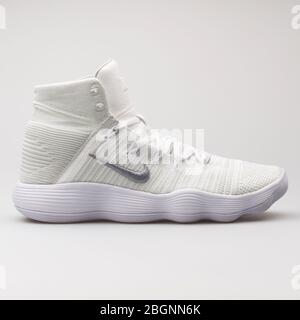 WIEN, ÖSTERREICH - 14. AUGUST 2017: Nike Hyperdunk 2017 Flyknit weißer Sneaker auf weißem Hintergrund. Stockfoto