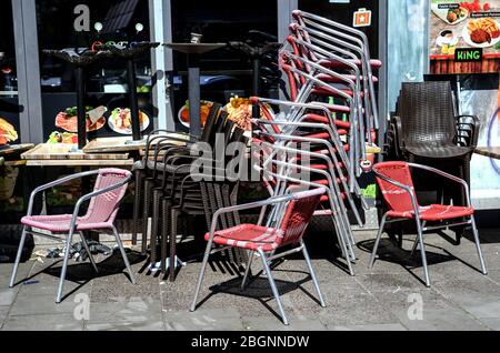 Berlin, Deutschland. April 2020. Stühle und Tische stehen vor einer geschlossenen Snackbar. Quelle: Britta Pedersen/dpa-Zentralbild/dpa/Alamy Live News Stockfoto