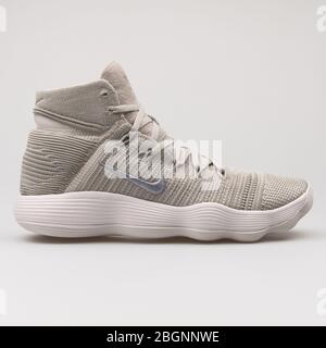 WIEN, ÖSTERREICH - 16. AUGUST 2017: Nike Hyperdunk 2017 Flyknit Segel und grauer Sneaker auf weißem Hintergrund. Stockfoto