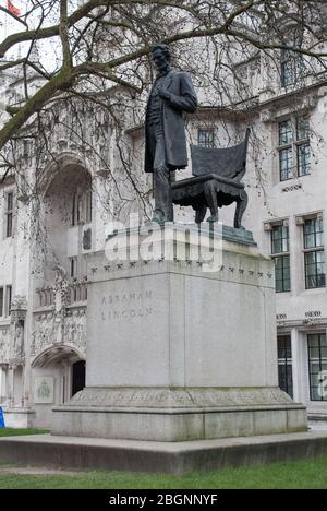 Der Mann, der Abraham Lincoln Statue auf dem Parliament Square, London SW1 von Augustus Saint-Gaudens Stockfoto