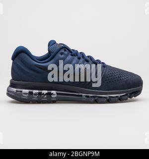 WIEN, ÖSTERREICH - 22. AUGUST 2017: Nike Air Max 2017 Sneaker in Blau und Schwarz auf weißem Hintergrund. Stockfoto