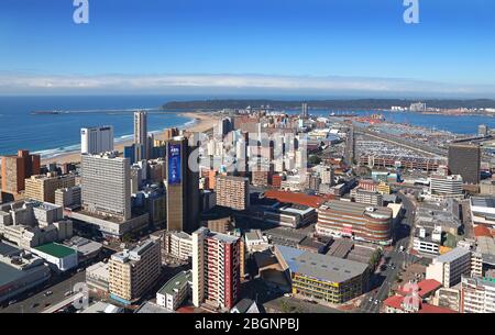 Luftaufnahme des CBD von Durban mit Durban Harbour im Hintergrund Stockfoto