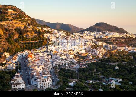 Fernsicht auf die Stadt Frigiliana bei Sonnenuntergang, Costa del Sol, Spanien Stockfoto