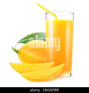 Isolierter Fruchtsaft. Schneiden Sie gelbe Mango und Glas Mango trinken isoliert auf weißem Hintergrund Stockfoto