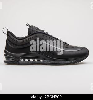 WIEN, ÖSTERREICH - 22. AUGUST 2017: Nike Air Max 97 Ultra 17 schwarzer Sneaker auf weißem Hintergrund. Stockfoto