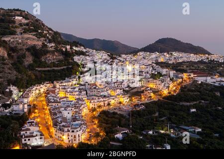 Fernsicht auf die Stadt Frigiliana am Abend, Costa del Sol, Spanien Stockfoto