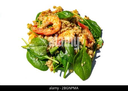 Garnelen Spinat Quinoa Salat auf isolierten weißen Hintergrund . Stockfoto