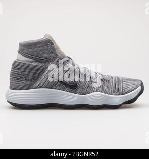 WIEN, ÖSTERREICH - 22. AUGUST 2017: Nike Hyperdunk 2017 Flyknit grauer Sneaker auf weißem Hintergrund. Stockfoto