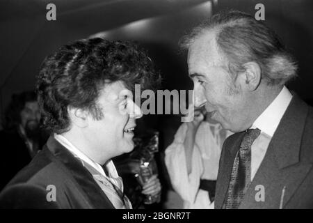 Garry Glitter und Norman St John - Stevas, Lord St John of Fawsley, Politiker und Akademiker 1981 bei einer Opening Night Party in London. HOMER SYKES AUS DEN 1980ER JAHREN Stockfoto