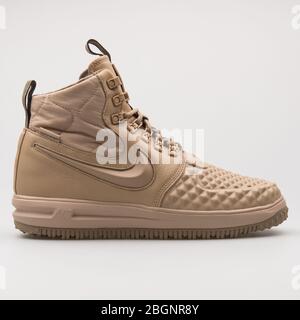 WIEN, ÖSTERREICH - 22. AUGUST 2017: Nike Lunar Force Duckboot 17 Leinenschuh auf weißem Hintergrund. Stockfoto