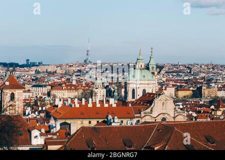 Panoramablick auf Prag, über dem roten Dach von Vysehrad Bereich bei Sonnenuntergang Lichter. Straßen und Plätze in Europa leer wegen der Einspersigkeit während des Zustandes Stockfoto