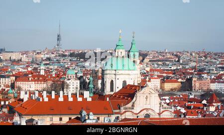 Panoramablick auf Prag, über dem roten Dach von Vysehrad Bereich bei Sonnenuntergang Lichter. Straßen und Plätze in Europa leer wegen der Einspersigkeit während des Zustandes Stockfoto