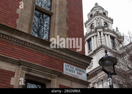 Red Brick Stone Dressings Architecture Parliament Square RICS 12 Great George St, Westminster, London SW1P von Alfred Waterhouse Stockfoto