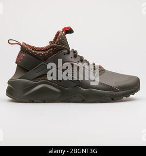 WIEN, ÖSTERREICH - 24. AUGUST 2017: Nike Air Huarache Run Ultra SE Cargo Khaki und purpurroter Sneaker auf weißem Hintergrund. Stockfoto