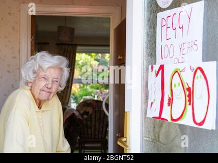 Kidderminster, Großbritannien. 22nd. April 2020. Die Rentnerin Peggy Lappage erreicht heute die fabelhafte 100-jährige Marke! Die Feierlichkeiten waren geplant, aber aufgrund der Anweisung der Regierung, „zu Hause zu bleiben, den NHS zu schützen, Leben zu retten“, mussten alle Zusammenkünfte verschoben werden. Obwohl in Isolation, Well Wishes haben ihre Telefonleitung heiß den ganzen Morgen und später heute um 5 Uhr alle ihre freundlichen Nachbarn werden Peggy überraschen und kommen auf die Straße, um gemeinsam zu ihrer Ehre "Happy Birthday" zu singen. Kredit: Lee Hudson/Alamy Live Nachrichten Stockfoto