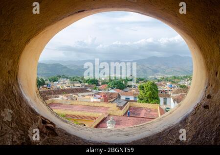 Trinidad und die Escambray Berge vom Glockenturm des „Museo Nacional de la Lucha Contra Bandidos“ aus gesehen. Stockfoto