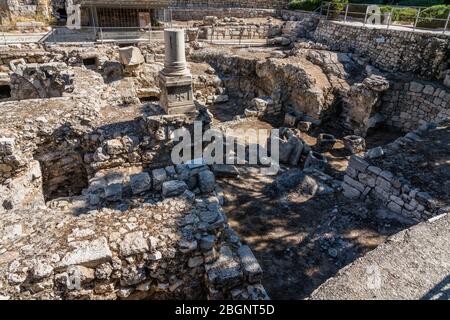 Israel, Jerusalem, EINE byzantinische Säule zwischen den Ruinen der römischen Bäder neben der Kirche der Heiligen Anna und den Bethesda Pools im muslimischen Viertel der Altstadt. Die Altstadt von Jerusalem und ihre Mauern ist ein UNESCO-Weltkulturerbe. Das waren die Heilbäder Bethesdas zur Zeit Christi. Stockfoto