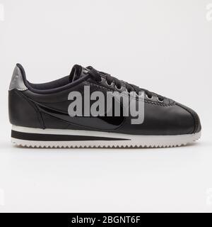 WIEN, ÖSTERREICH - 24. AUGUST 2017: Nike Classic Cortez Suede Premium Sneaker in Schwarz und Silber auf weißem Hintergrund. Stockfoto