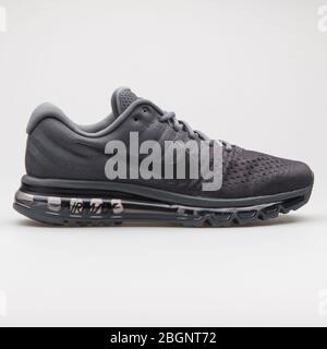 WIEN, ÖSTERREICH - 24. AUGUST 2017: Nike Air Max 2017 Sneaker in Anthrazit und Grau auf weißem Hintergrund. Stockfoto