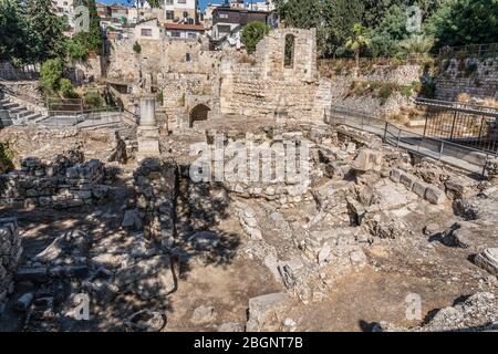 Israel, Jerusalem, Ruinen einer byzantinischen Kirche und Kreuzritterkirche in den Ruinen der Pools von Bethesda neben der Kirche der Heiligen Anna im muslimischen Viertel der Altstadt. Die Altstadt von Jerusalem und ihre Mauern ist ein UNESCO-Weltkulturerbe. Im Vordergrund stehen die Ruinen der römischen Bäder. Das waren die Heilbäder Bethesdas zur Zeit Christi. Stockfoto