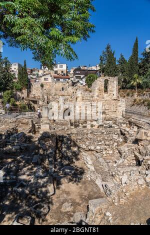 Israel, Jerusalem, Ruinen einer byzantinischen Kirche und Kreuzritterkirche in den Ruinen der Pools von Bethesda neben der Kirche der Heiligen Anna im muslimischen Viertel der Altstadt. Die Altstadt von Jerusalem und ihre Mauern ist ein UNESCO-Weltkulturerbe. Im Vordergrund stehen die Ruinen der römischen Bäder. Das waren die Heilbäder Bethesdas zur Zeit Christi. Stockfoto