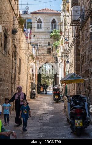 Israel, Jerusalem, EIN Tor an einer Straße im muslimischen Viertel der Altstadt von Jerusalem. Die Altstadt und ihre Mauern sind UNESCO-Weltkulturerbe. Stockfoto