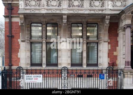 Red Brick Stone Dressings Architecture Parliament Square RICS 12 Great George St, Westminster, London SW1P von Alfred Waterhouse Stockfoto