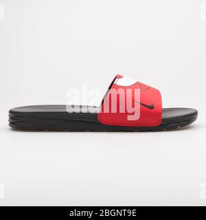 WIEN, ÖSTERREICH - 24. AUGUST 2017: Nike Benassi Solarsoft NBA rote, weiße und schwarze Sandale auf weißem Hintergrund. Stockfoto