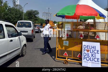Neu-Delhi. April 2020. Polizeipersonal hält an und überprüft eine große Anzahl von Fahrzeugen, die während der landesweiten Sperrung am 22. April 2020 am Grenzübergang Delhi-Noida in der Schlange stehen. Indiens Bundesgesundheitsministerium sagte am Mittwochabend, dass seit dem Morgen im ganzen Land 12 neue Todesfälle aufgrund der COVID-19 gemeldet wurden, neben neuen 487 positiven Fällen, was die Zahl der Todesfälle auf 652 und die Gesamtzahl der Fälle auf 20,471 nahm. Kredit: Partha Sarkar/Xinhua/Alamy Live News Stockfoto