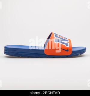 WIEN, ÖSTERREICH - 24. AUGUST 2017: Nike Benassi Solarsoft NBA orange und blaue Sandale auf weißem Hintergrund. Stockfoto