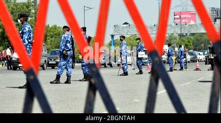 Neu-Delhi. April 2020. Mitarbeiter der Rapid Action Force (RAF) mit Schutzmasken stehen am Grenzübergang Delhi-Noida während der landesweiten Lockdown in Indien am 22. April 2020 Wache. Indiens Bundesgesundheitsministerium sagte am Mittwochabend, dass seit dem Morgen im ganzen Land 12 neue Todesfälle aufgrund der COVID-19 gemeldet wurden, neben neuen 487 positiven Fällen, was die Zahl der Todesfälle auf 652 und die Gesamtzahl der Fälle auf 20,471 nahm. Kredit: Partha Sarkar/Xinhua/Alamy Live News Stockfoto