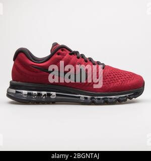 WIEN, ÖSTERREICH - 24. AUGUST 2017: Nike Air Max 2017 Team Red Sneaker auf weißem Hintergrund. Stockfoto