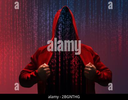 Hacker zieht sein Sweatshirt aus. Collage mit binärem Code Stockfoto