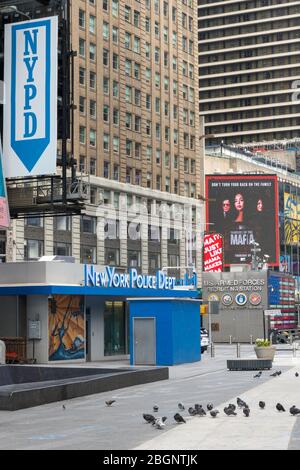 Der Times Square ist wegen der COVID-19 Pandemie, April 2020, New York City, USA, fast menschenleer Stockfoto