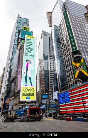 Der Times Square ist wegen der COVID-19 Pandemie, April 2020, New York City, USA, fast menschenleer Stockfoto