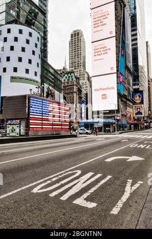 Der Times Square ist wegen der COVID-19 Pandemie, April 2020, New York City, USA, fast menschenleer Stockfoto