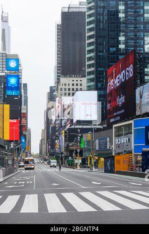 Der Times Square ist wegen der COVID-19 Pandemie, April 2020, New York City, USA, fast menschenleer Stockfoto