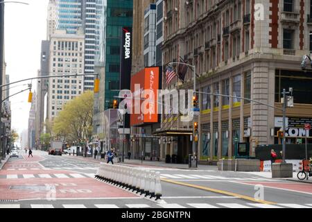 Die W. 42nd Street in Midtown Manhattan ist aufgrund der COVID-19 Pandemie vom April 2020, New York City, USA, fast menschenleer Stockfoto