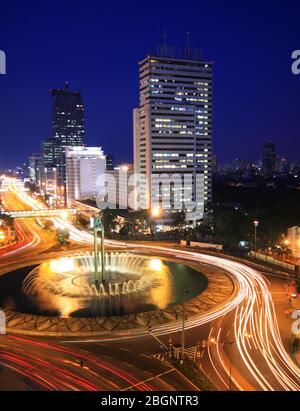 Blick auf den nächtlichen Verkehr im Zentrum des Geschäftsviertels von Jakarta Stockfoto