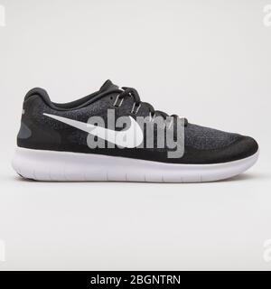 WIEN, ÖSTERREICH - 29. AUGUST 2017: Nike Free RN 2017 Sneaker schwarz und grau auf weißem Hintergrund. Stockfoto