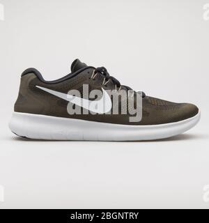 WIEN, ÖSTERREICH - 29. AUGUST 2017: Nike Free RN 2017 olivgrün und schwarzer Sneaker auf weißem Hintergrund. Stockfoto